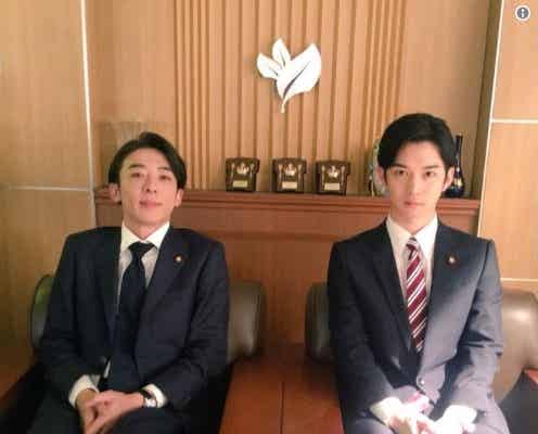 高橋一生&千葉雄大、スーツ×七三分けの“面白写真” 「奇跡の2ショット」とファン歓喜<民衆の敵>