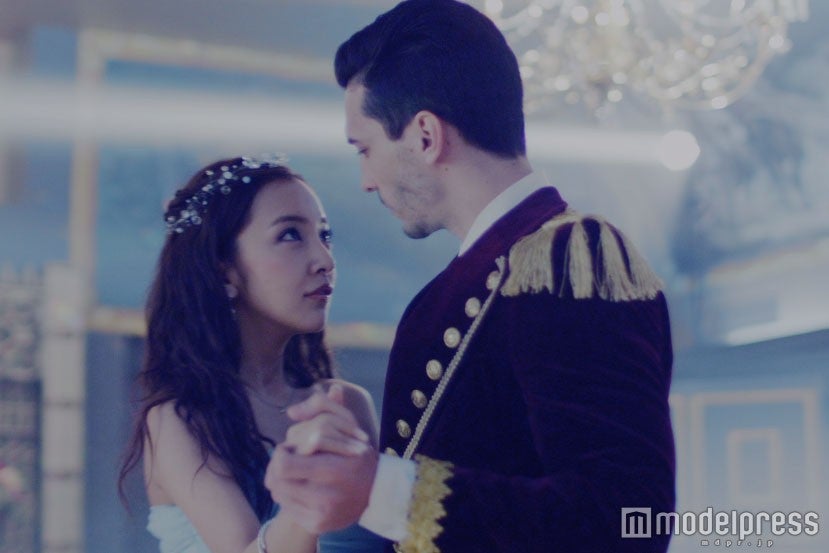 板野友美、イケメン王子と華麗に舞う　老婆姿も公開