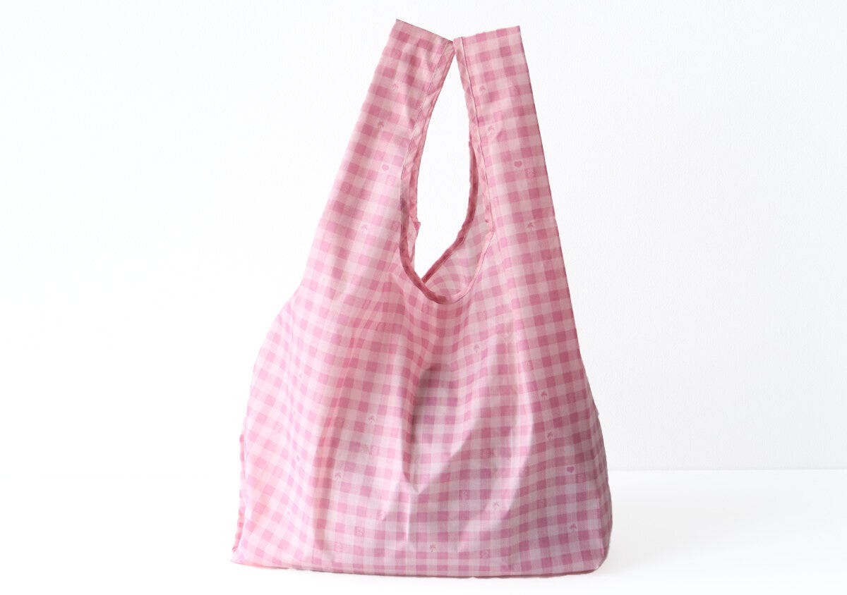 付録のピンクのチェック柄エコバッグを正面から撮影した全体写真