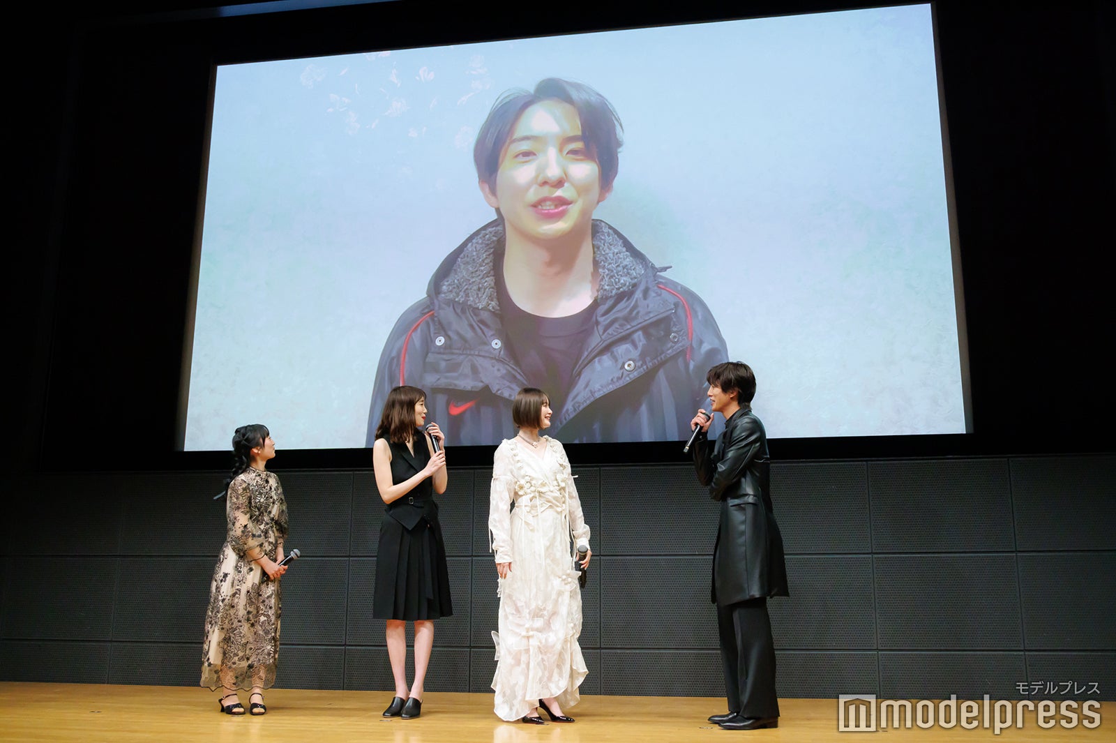 前田公輝のサプライズメッセージを見るキャスト陣（C）モデルプレス