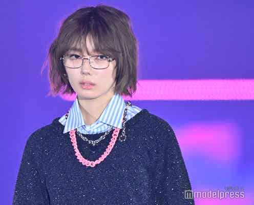 櫻坂46藤吉夏鈴、ド派手ミニスカ×パンツのレイヤード&メガネで異彩放つ【GirlsAward 2024AW】