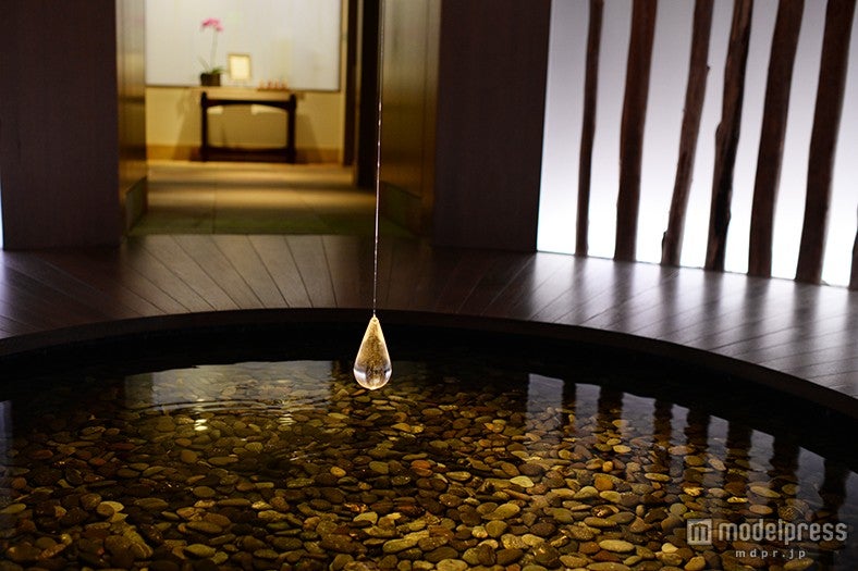 美しい波紋を描く泉