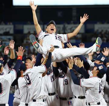 「誇れる188勝194敗だと思っております」“小さな大投手”石川雅規が笑顔と涙の引退スピーチ 25年のプロ生活にピリオド 天見上げ、つば九郎へのメッセージも「親友、どこかで見てますか？」