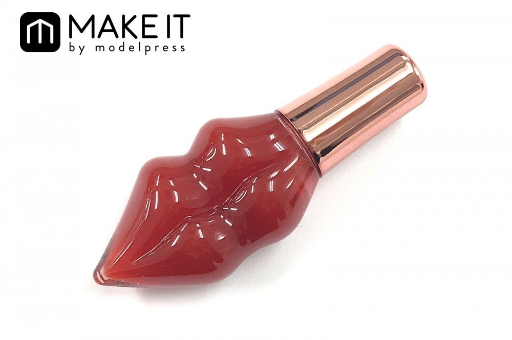 プランプピンク／メルティー リップセラム／104 スキャンダルレッド／1,300円（税抜） (C)メイクイット