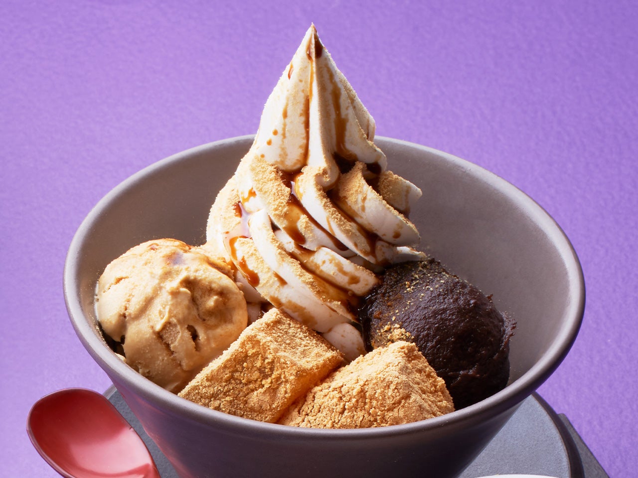 桔梗信玄餅 きな粉アイスと黒みつクリームのわらびもち入りパフェ640円（税込）／提供画像