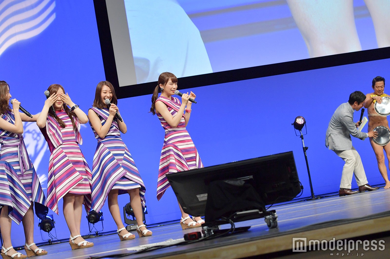 アキラ100％の登場で目を覆う星野みなみ（C）モデルプレス