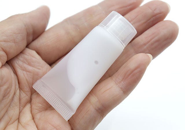 ダイソー　チューブ型詰め替え容器（8mL、3個）　サイズ感