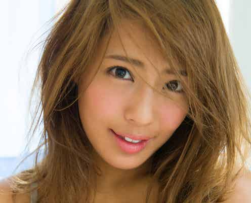 “黒すぎるヘルシーボディ”で人気上昇中・橋本梨菜、ふっくらバスト&美谷間で魅了