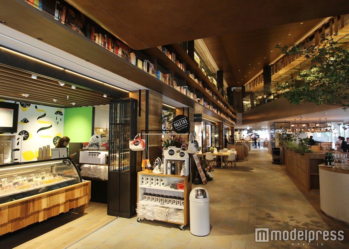 枚方T-SIT店内／焼きたてのパンやグラスワインが楽しめる1階の食マルシェフロア／画像提供：カルチュア・コンビニエンス・クラブ