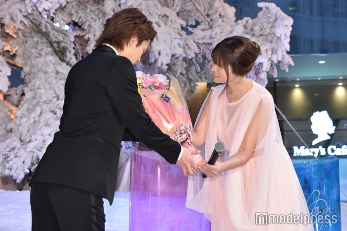 深田恭子から花束を渡される中村倫也 (C)モデルプレス