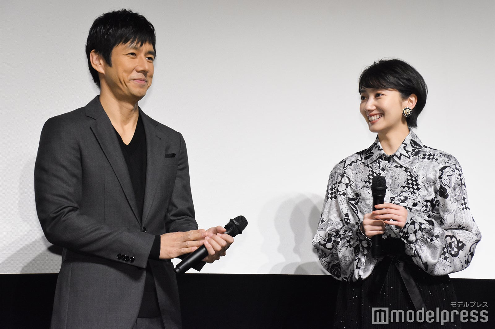 西島秀俊、波瑠 （C）モデルプレス