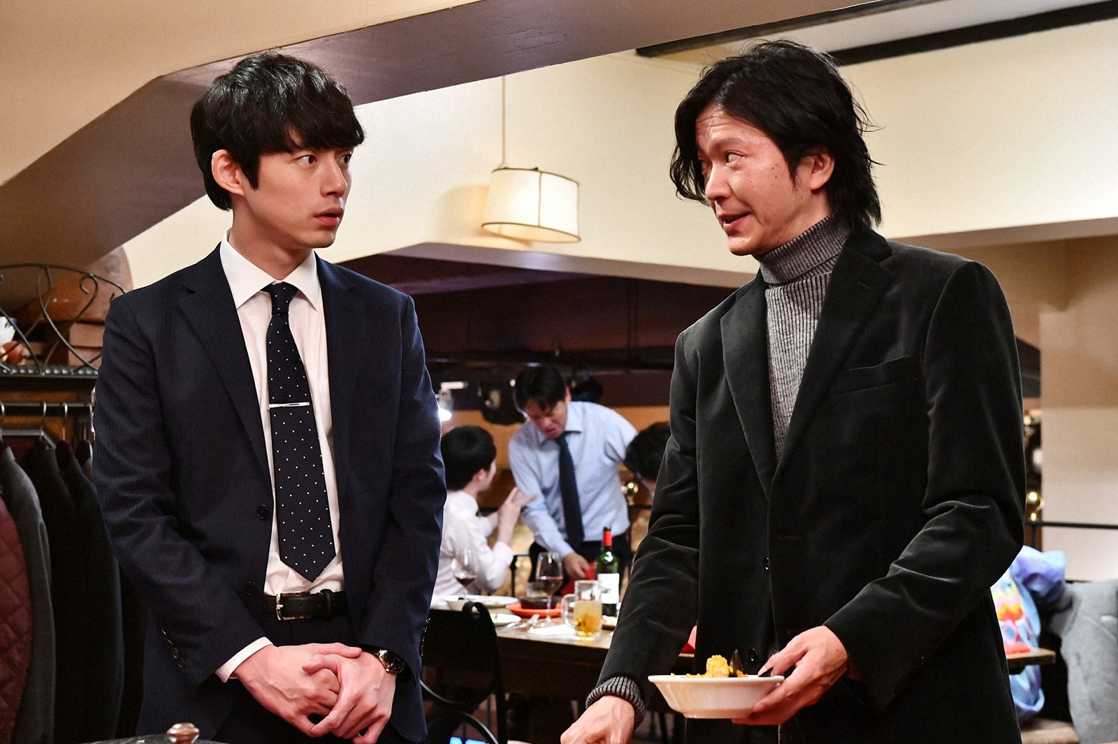 坂口健太郎、田辺誠一／「婚姻届に判を捺しただけですが」第8話より（C）TBS