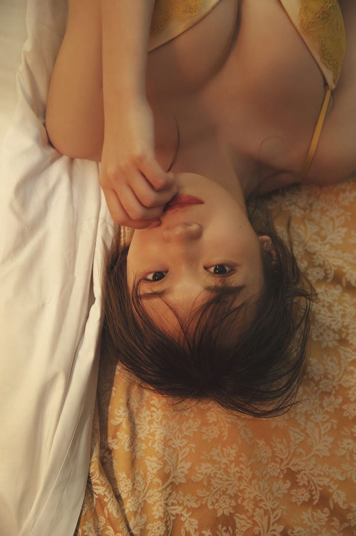秋元真夏/撮影:倉本GORI(発売:竹書房)