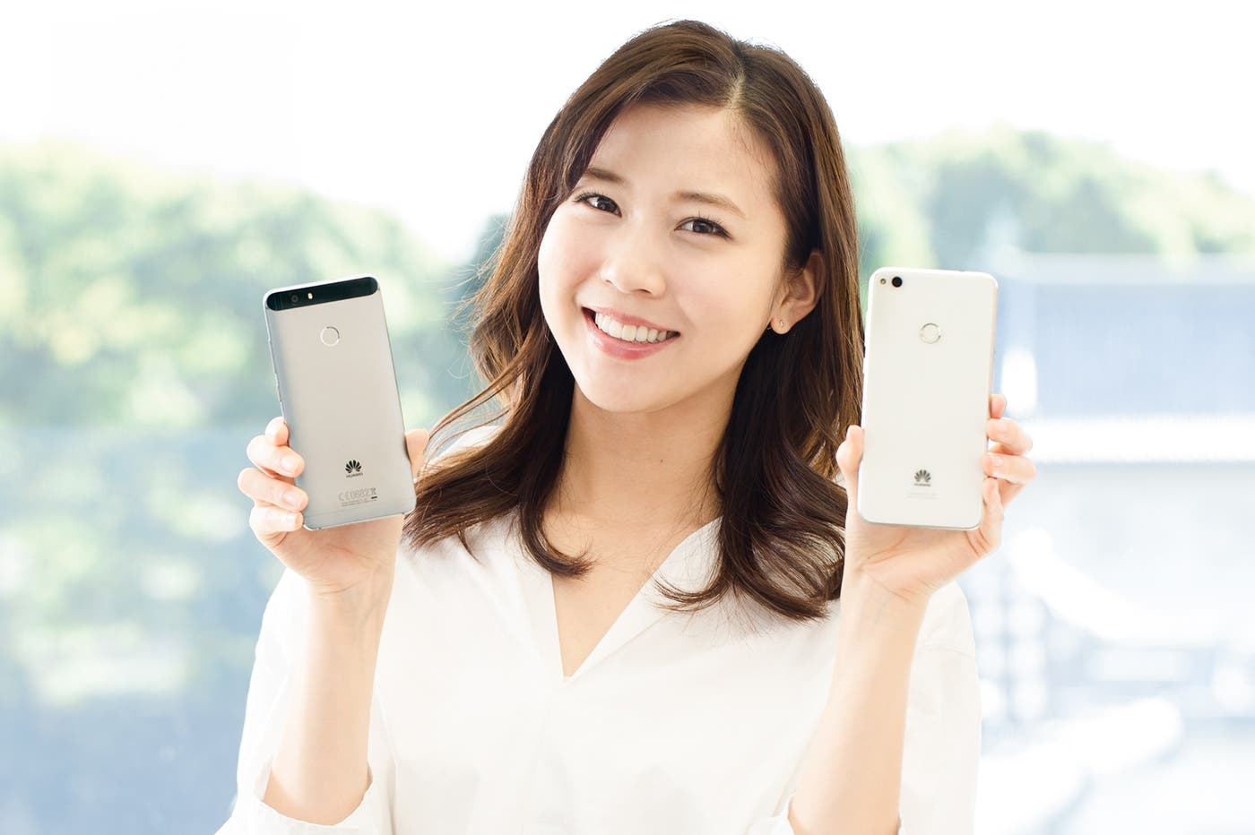 (左から)「HUAWEI nova」と「HUAWEI nova lite」(画像提供:華為技術日本)