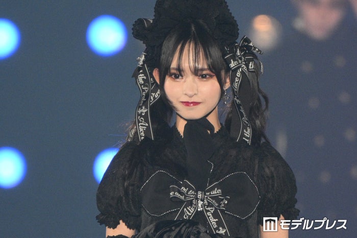 “AI画像疑惑”で話題・藤咲凪、ゴスロリコーデでランウェイ降臨【関西コレクション 2024 A／W】