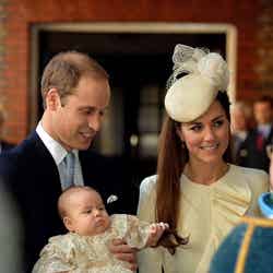 ジョージ王子の洗礼式に現れたウィリアム王子一家。Newscom / Zeta Image
