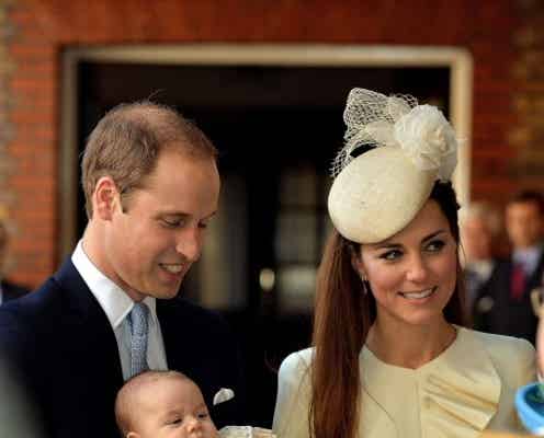 英キャサリン妃、ジョージ王子の洗礼式に親子3人で登場