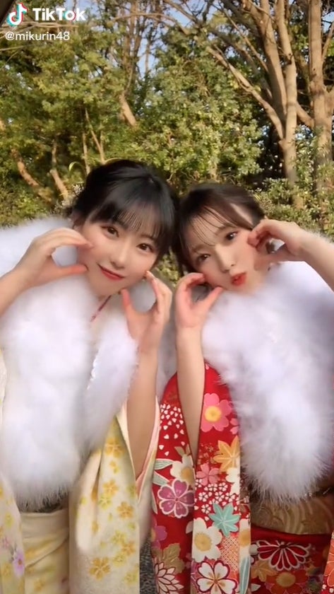 HKT48矢吹奈子＆田中美久、晴れ着で仲良くダンス披露「大人なこみくも可愛すぎる」と反響