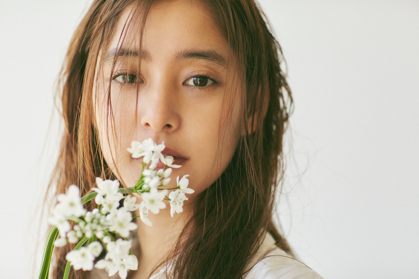 新木優子の“愛され美貌”が眩しい　ビューティー＆キュートな魅力たっぷり