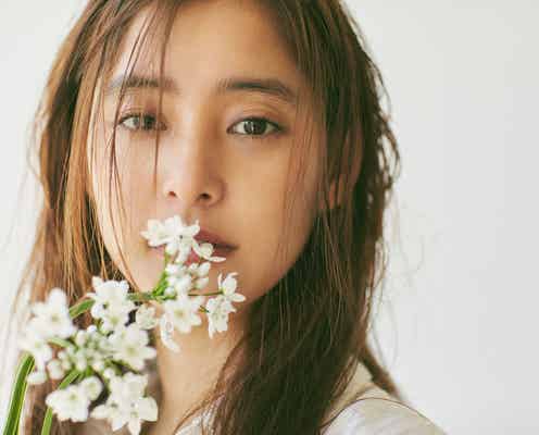 新木優子の“愛され美貌”が眩しい ビューティー&キュートな魅力たっぷり