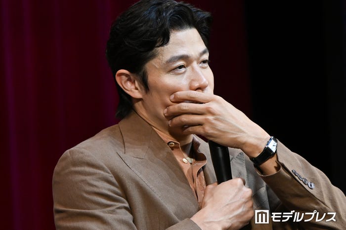 早瀬と儀堂のシーンを再現する鈴木亮平(C)モデルプレス