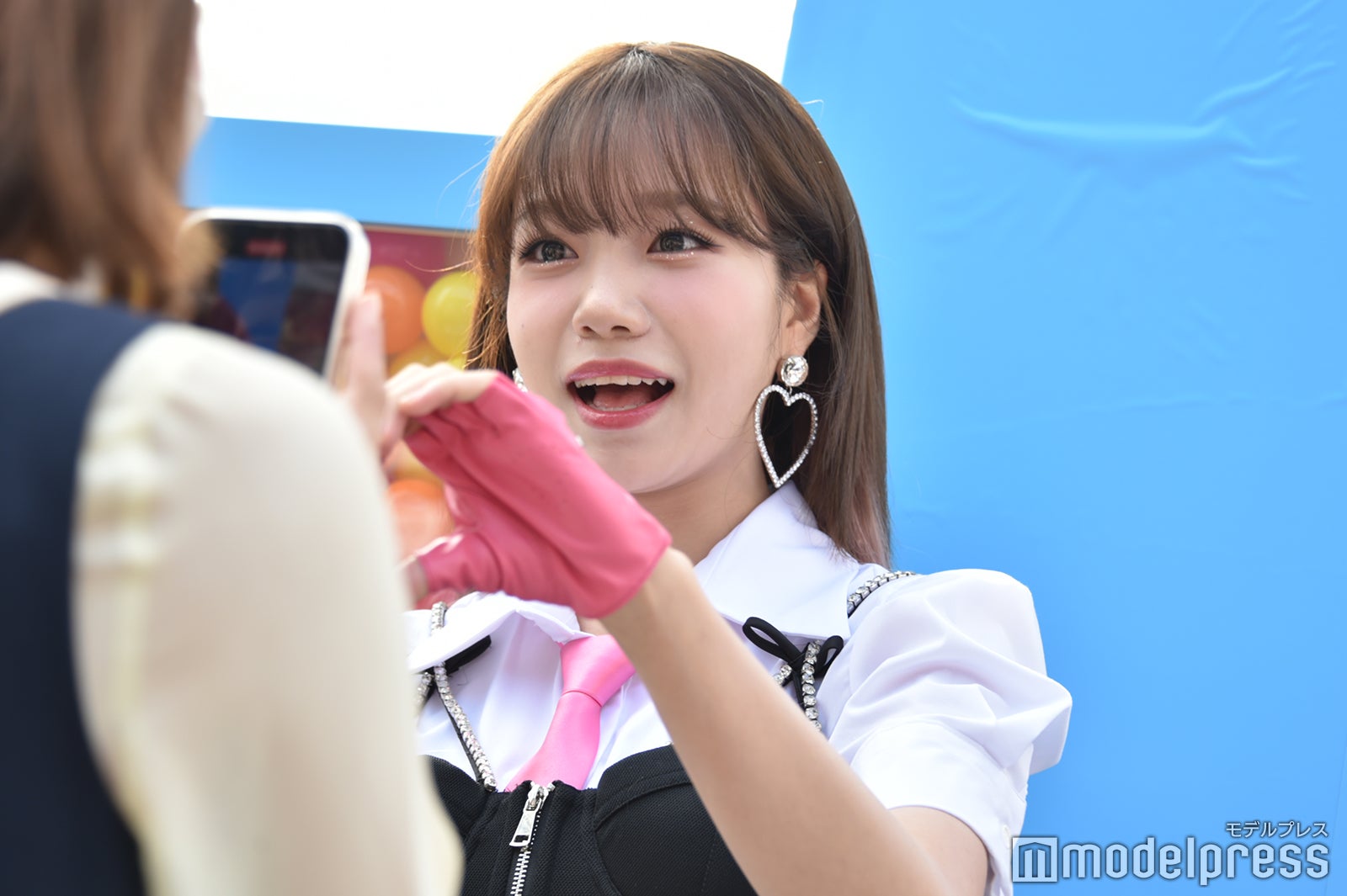 ファンとハートマークを作るチョ・ユリ（C）モデルプレス