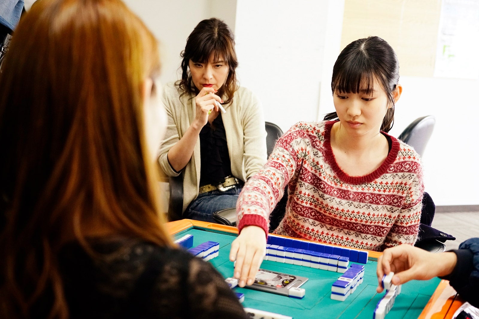 岡本夏美／映画「女流闘牌伝aki-アキ-」より（C）2017花崎圭司・大崎充／竹書房／「aki」製作委員会