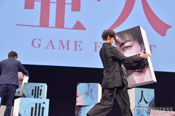 重要なパーツをもちさる綾野剛(C)モデルプレス