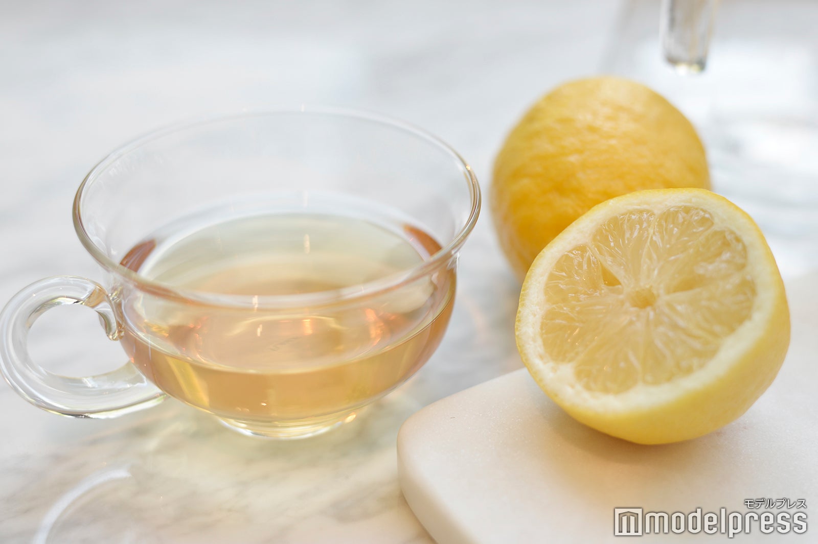 カモミールティーにレモンを合わせて （C）モデルプレス