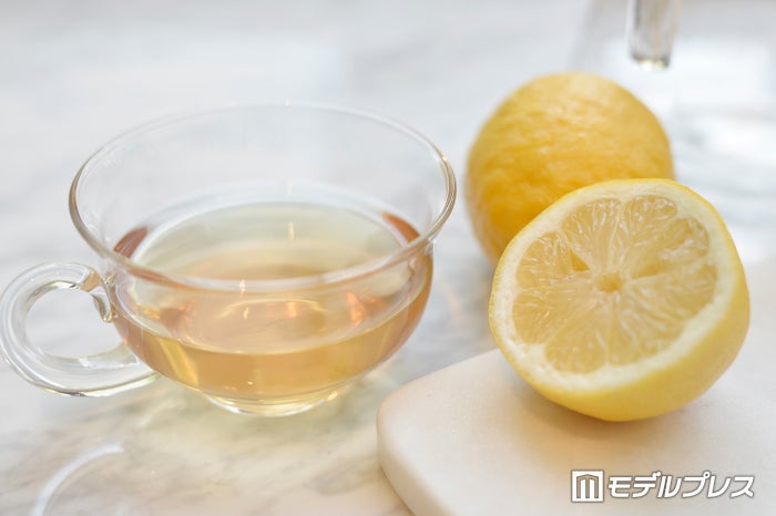 カモミールティーにレモンを合わせて （C）モデルプレス