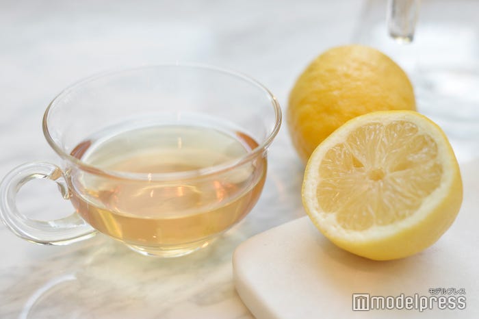 カモミールティーにレモンを合わせて (C)モデルプレス
