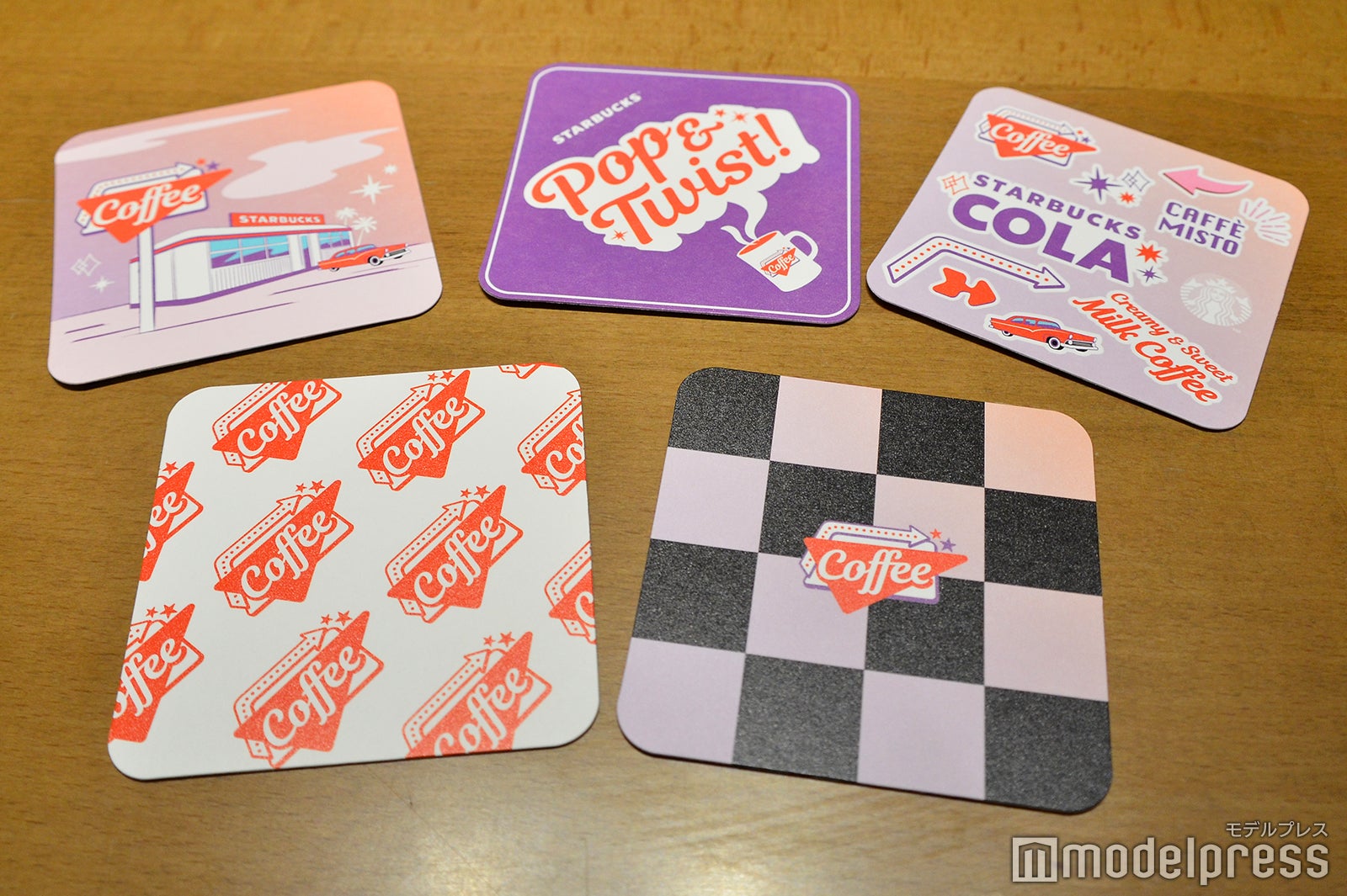 スターバックス コーラ フラペチーノ、クリーミー ＆ スイート ミルクコーヒー用のアメリカンなデザインコースター5種（C）モデルプレス