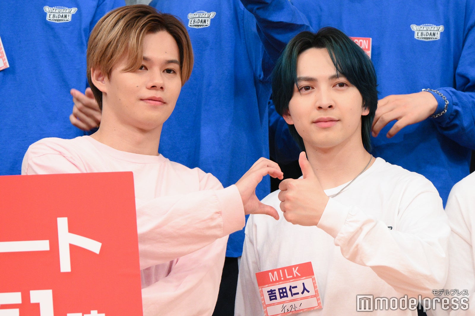 仲良くポーズを決めるカイ、吉田仁人（C）モデルプレス