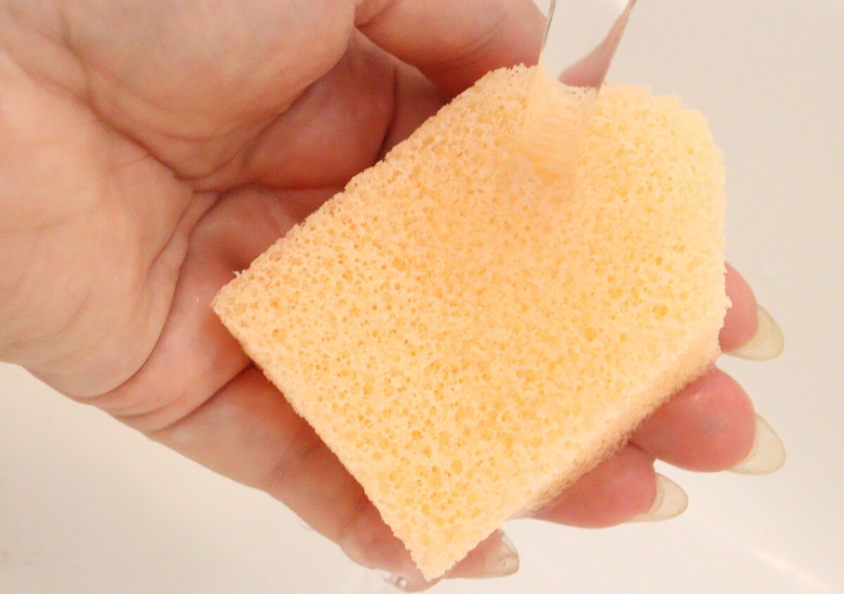 何気なく買ったらハマった！プルンとした触感がたまらない♡水で膨らむ100均洗顔グッズ