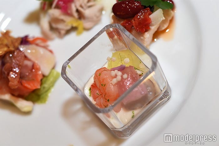 シーフードのマリネ ライム風味、セロリアークのピュレ(C)モデルプレス