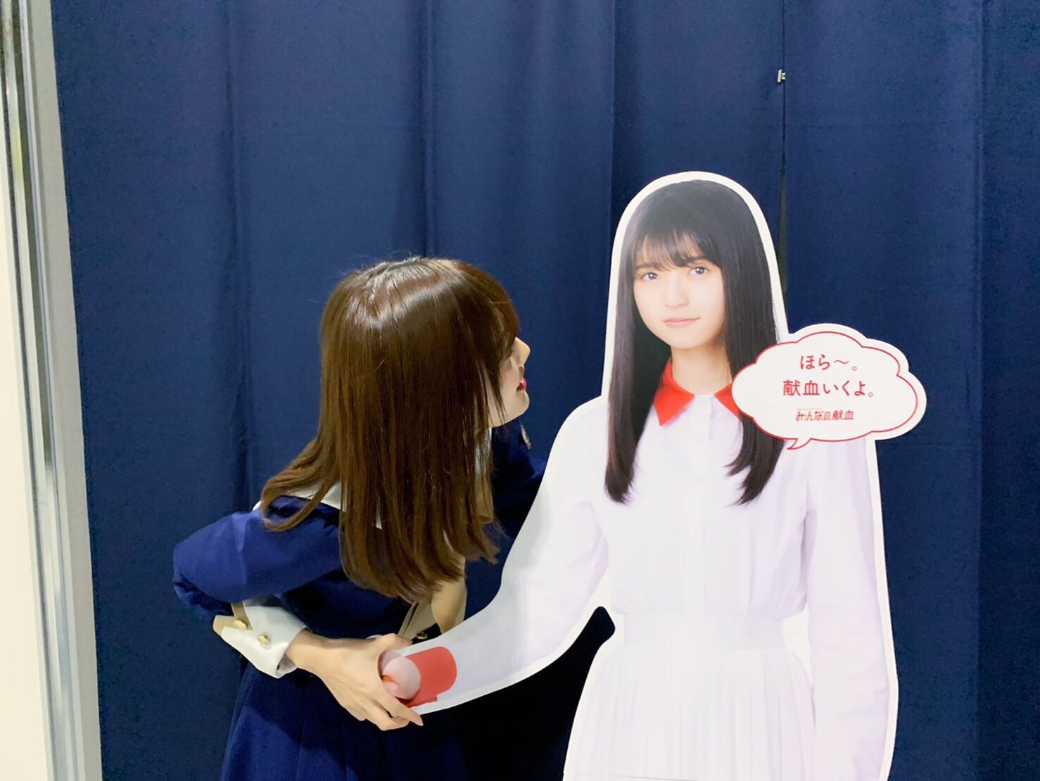 齋藤飛鳥の手を独り占めする山下美月（提供写真）