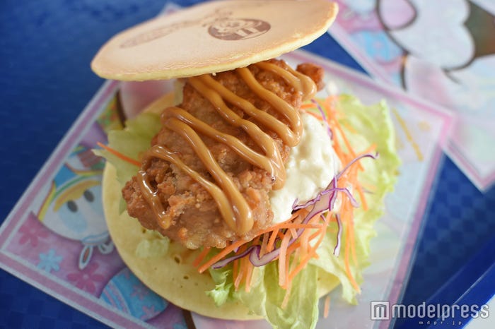 チキン竜田揚げのパンケーキサンド(C)モデルプレス