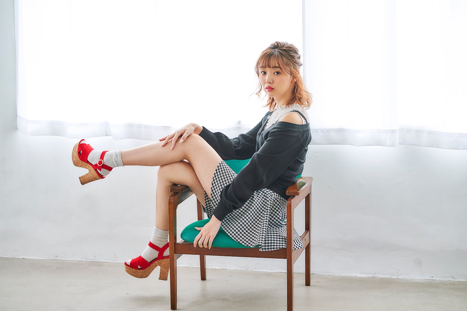 江野沢愛美のスラリ美脚に釘付け スウィートカジュアルな春コーデ