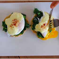 「ケールエッグベネディクト」$12/「the nook neighborhood bistro」オフィシャルサイトより【モデルプレス】