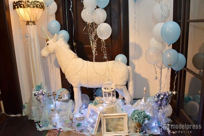 キュートなユニコーンのオブジェで彩られたパーティー会場