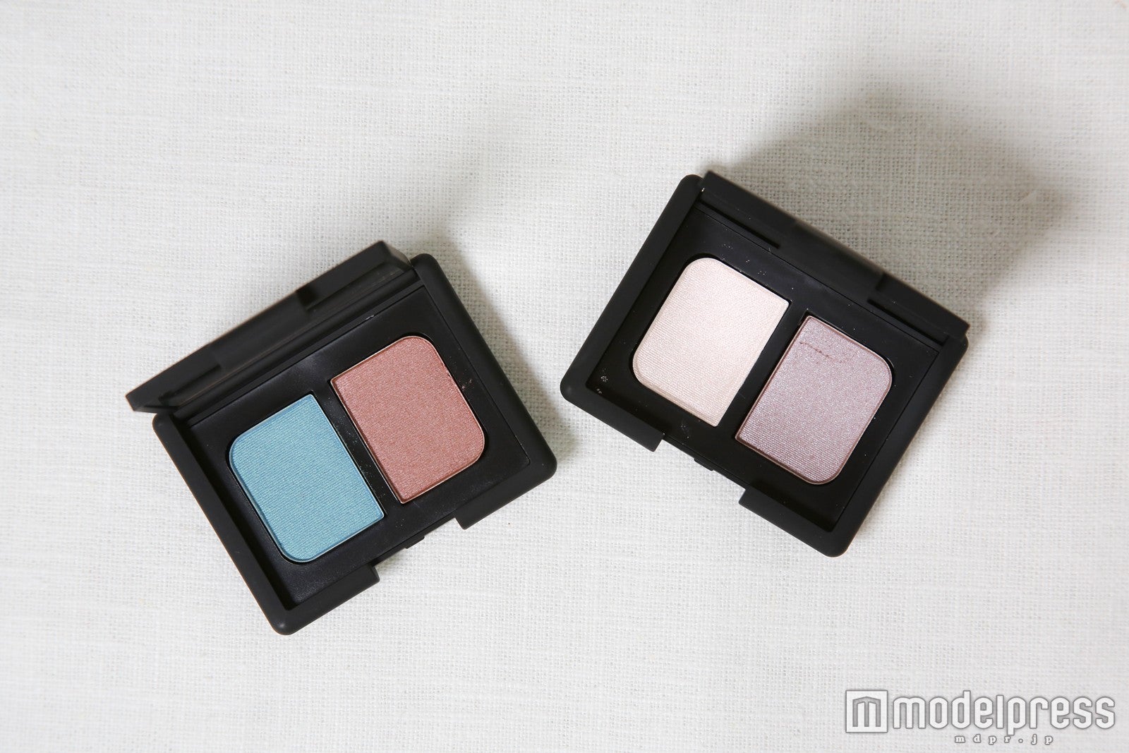 （左から）限定色：3909、3910（C）モデルプレス