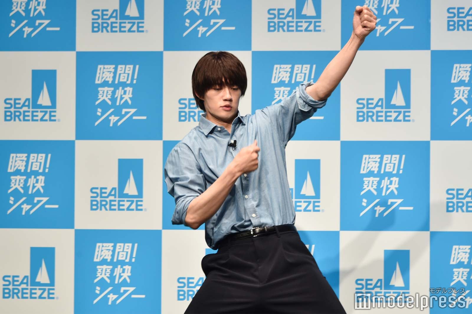 ソーラン節のジェスチャーをする佐野勇斗（C）モデルプレス