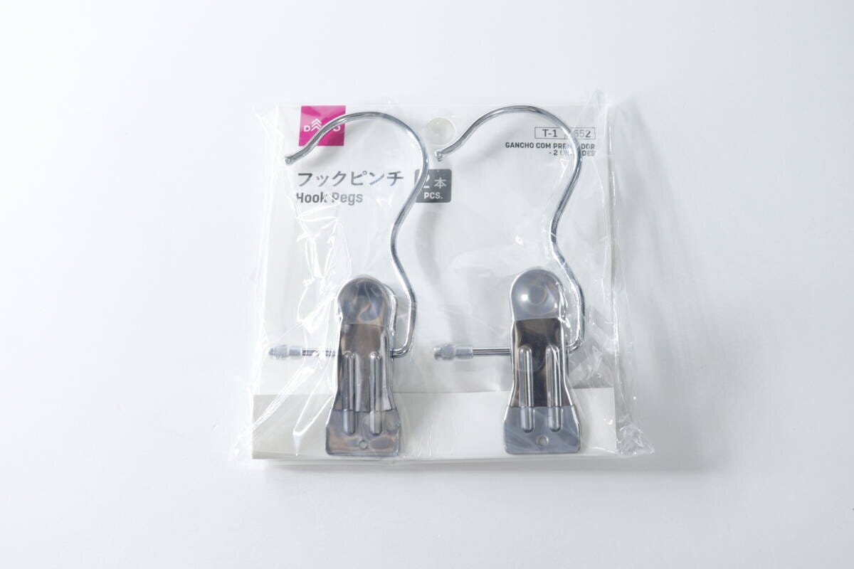 透明な袋に入ったダイソーのフックピンチ2本の全体