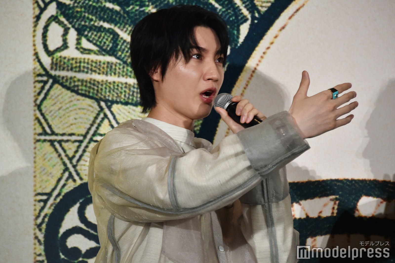 神木隆之介が前から突然歩いてきて驚く桜田通（C）モデルプレス