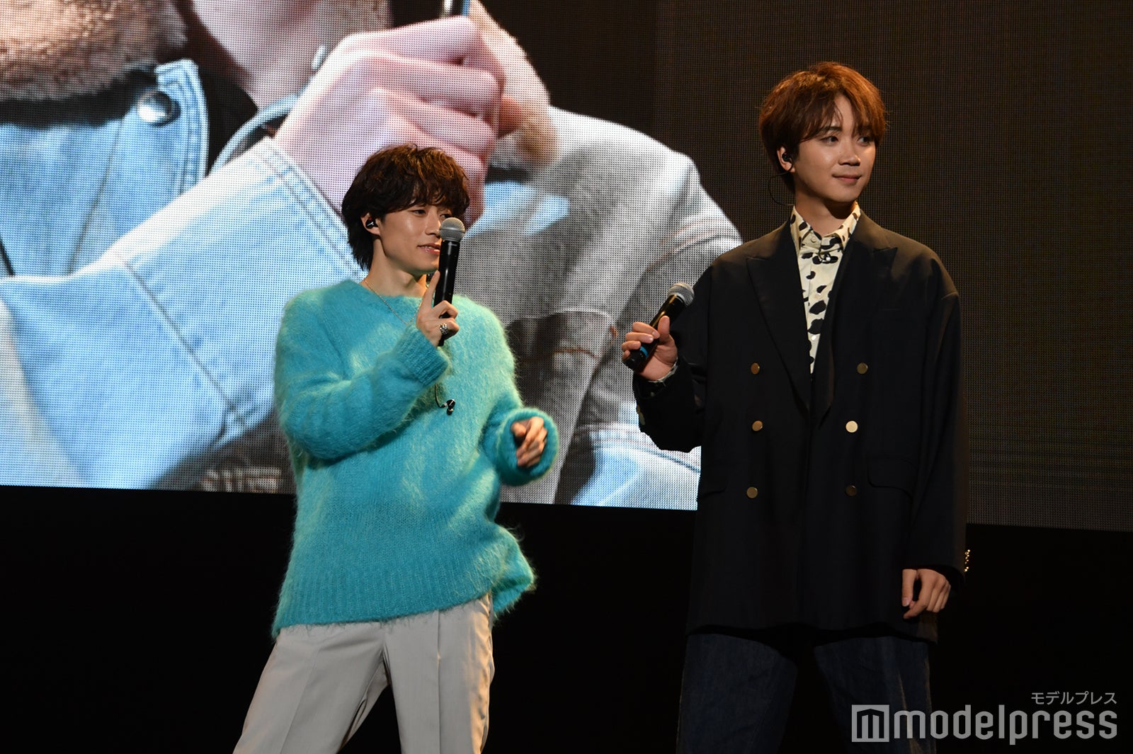 ファンサービスをするゆうた、ゆうま （C）モデルプレス