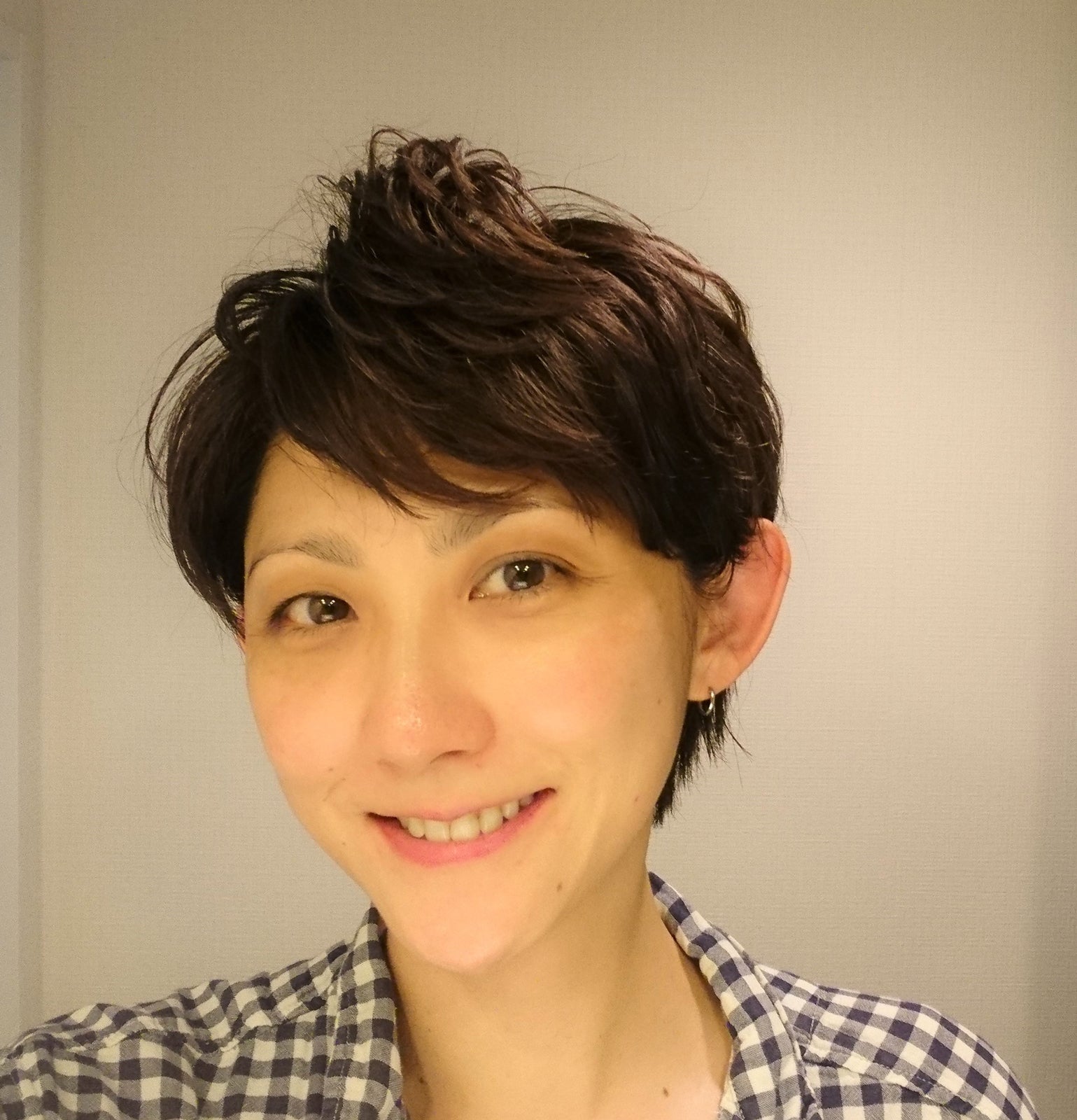 すっぴん、帰宅後、髪のセットはそのままでメイクだけ落とすとこうなります（提供写真）