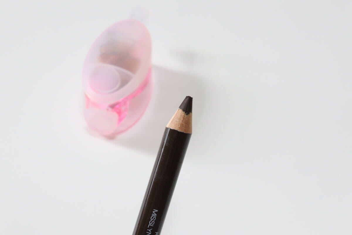 ダイソーのアイブロウシャープナー（楕円型）で削ったペンシル