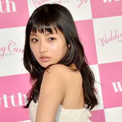 クールな表情の石原さとみ