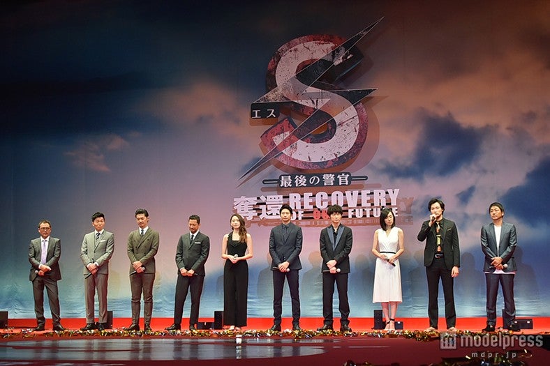 （左から）平野俊一監督、高橋努、平山浩行、池内博之、新垣結衣、向井理、綾野剛、吹石一恵、青木崇高、大森南朋