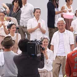 左から:石原さとみ、所ジョージ(CMメイキングカット)